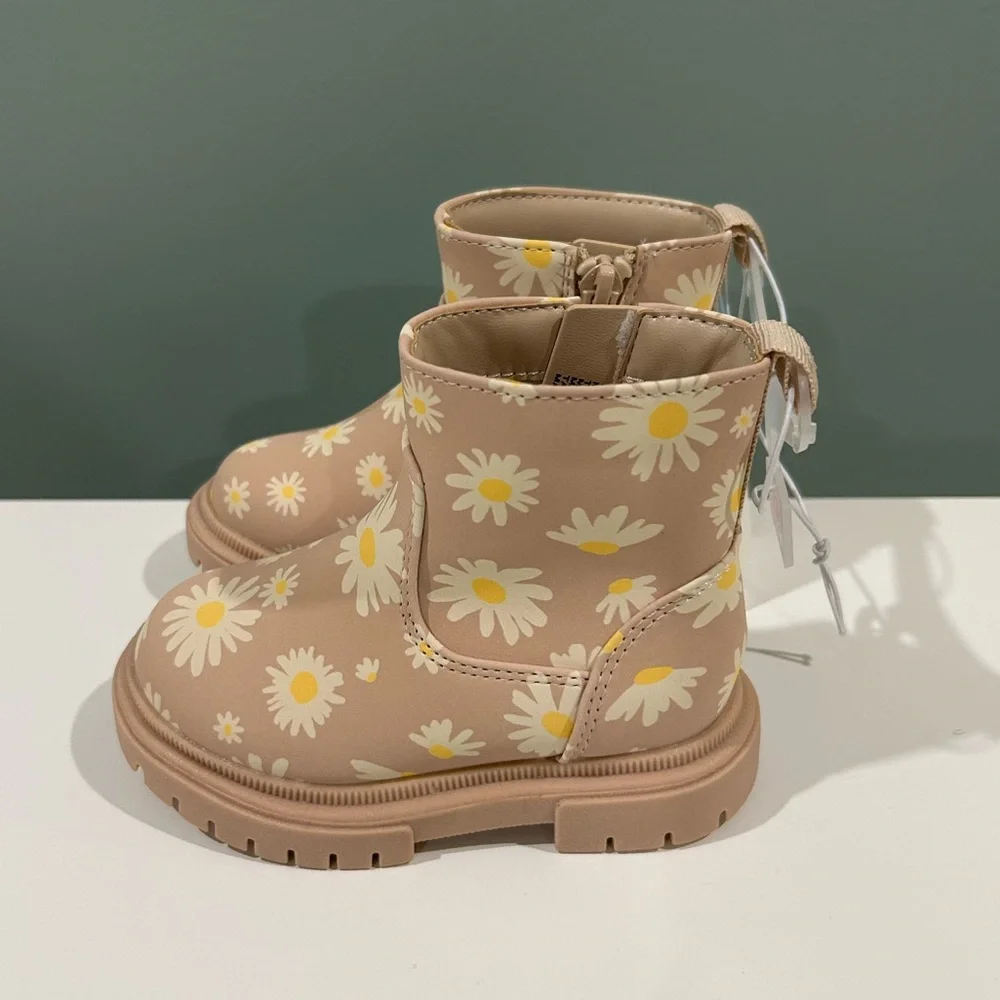 ✨BNWT - Cat & Jack Baby Girl Beige/Flora Boots - size 5✨